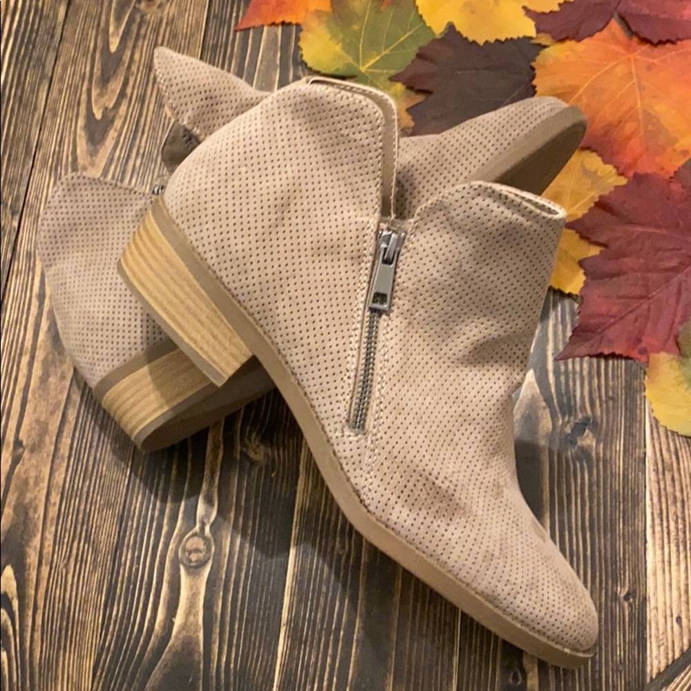 NWT Universal Thread Booties